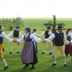 bild på dans runt midsommarstången